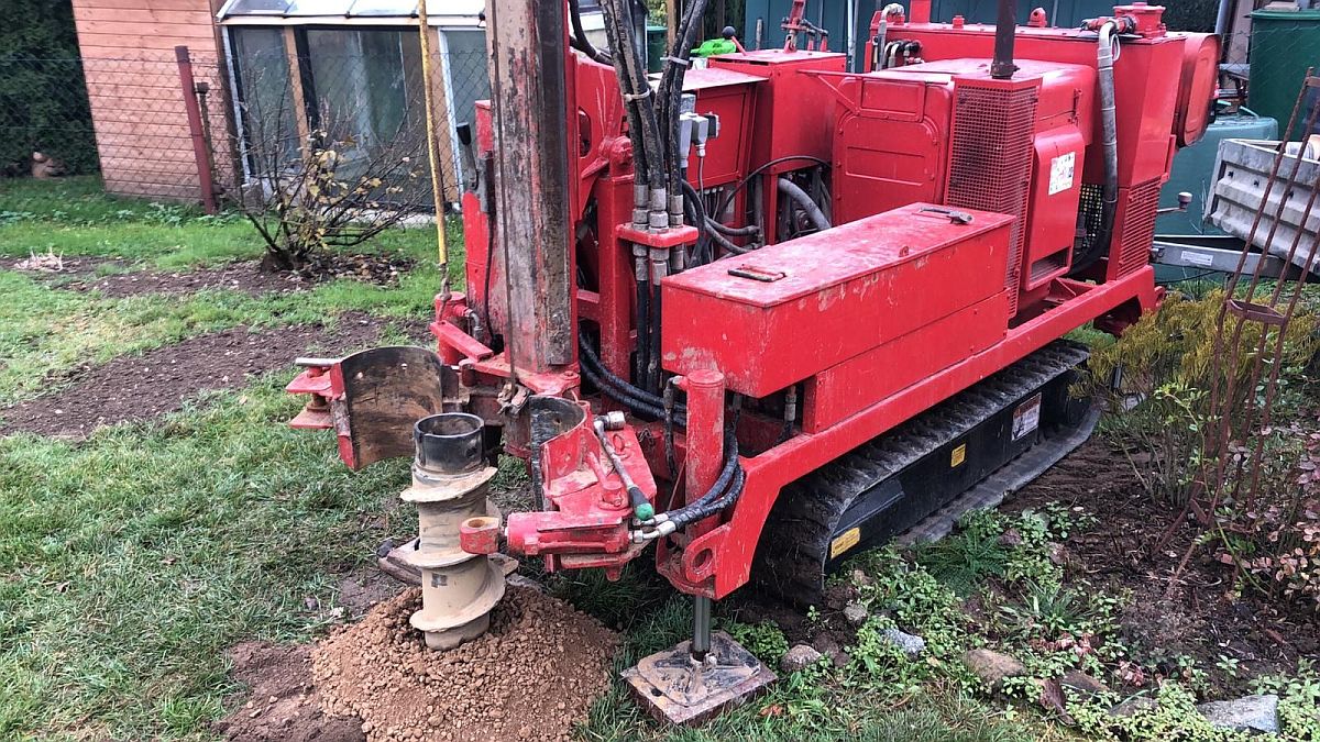 Bohrgerät auf engem Grundstück im Einsatz