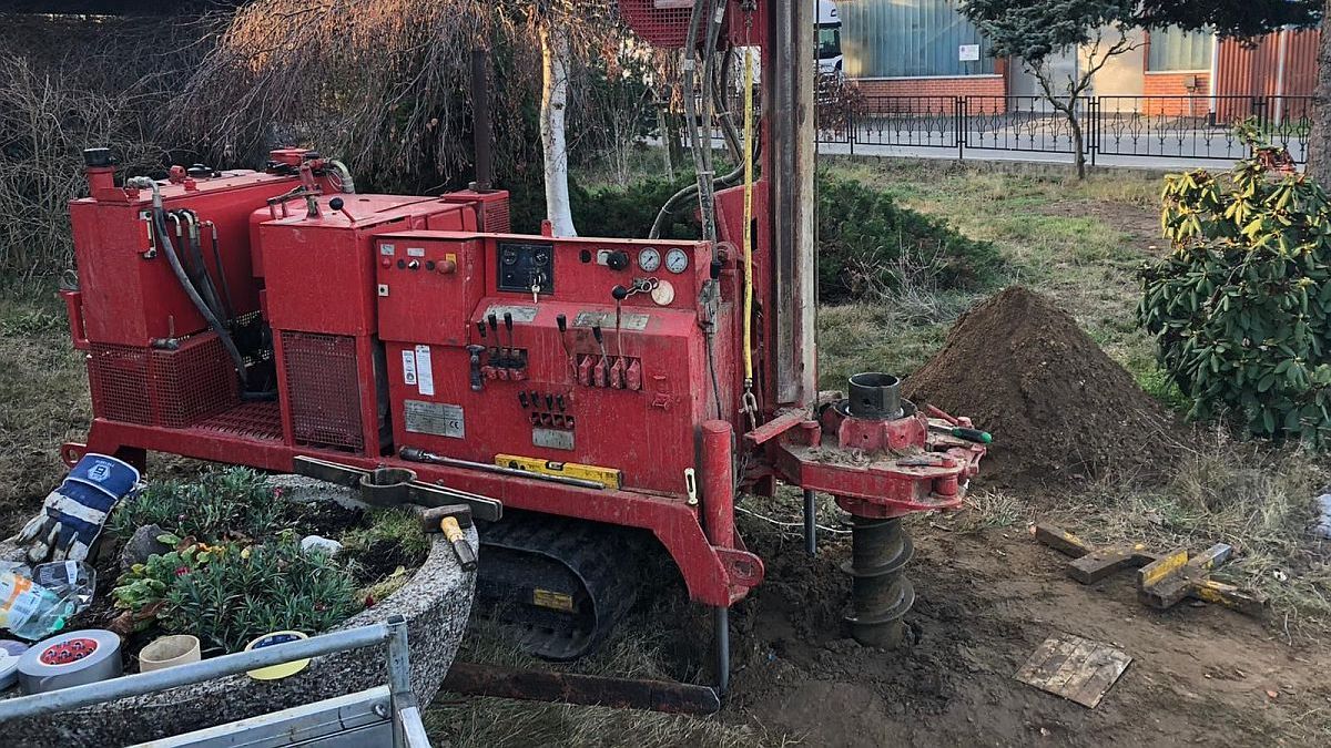Bohrmaschine bei laufenden Erdbohrarbeiten