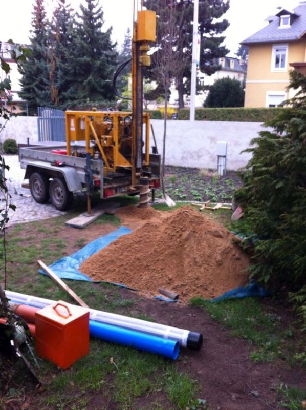 Bohrgerät auf Anhänger im Gartenbereich